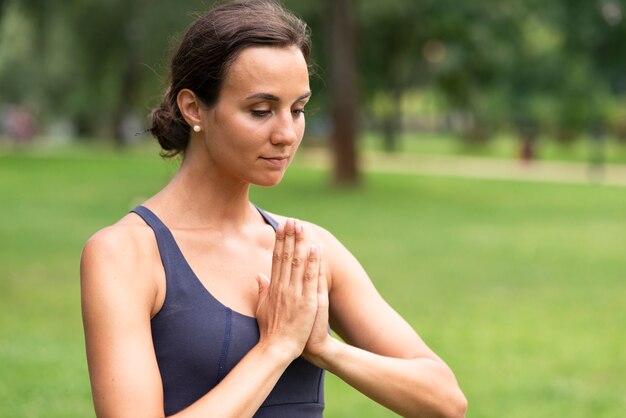 Gesto di mano meditating della donna di vista laterale