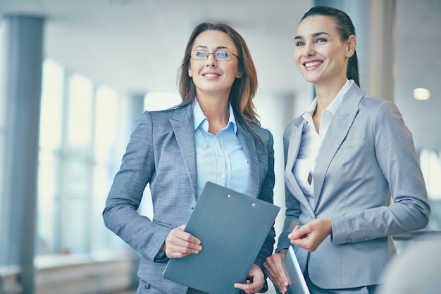 Gestore sorridente con il suo compagno di lavoro