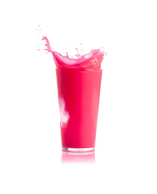 Ghiaccio che cade in un bicchiere con drink rosa