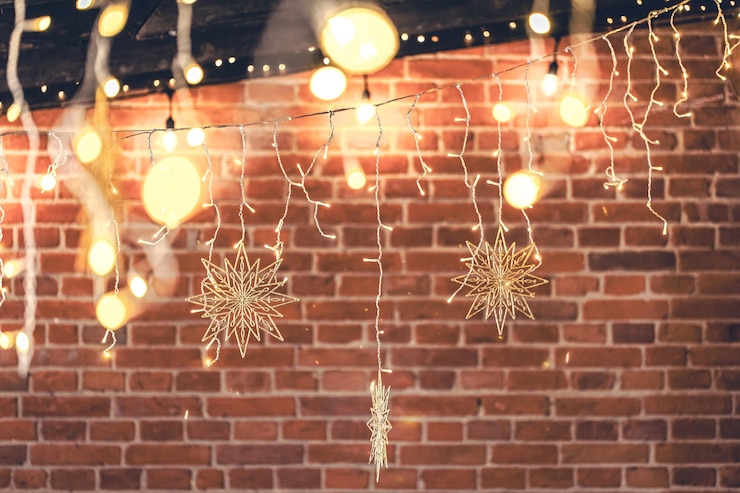 Foto gratuito ghirlande di luci appese alla parete di mattoni alla sera decorazione della casa di natale