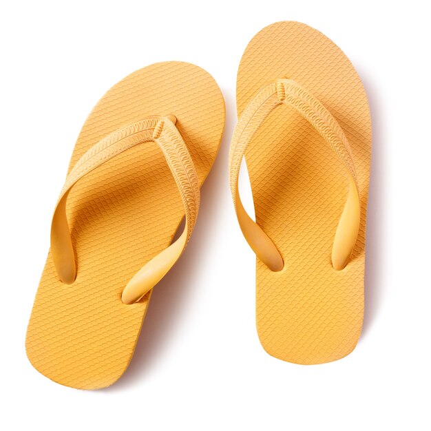 Giallo delle scarpe di spiaggia di Flip-flop isolato su fondo bianco