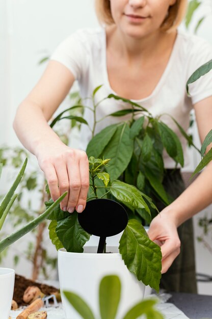 Giardinaggio della donna del primo piano