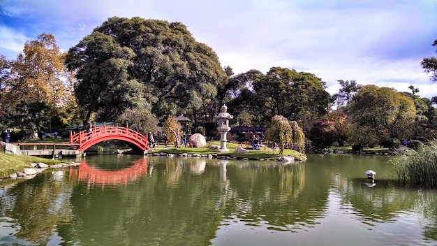 Giardini giapponesi di Buenos Aires sotto la luce del sole e un cielo nuvoloso a Buenos Aires in Argentina
