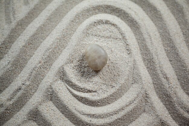 giardino zen con sabbia rastrellata e pietra