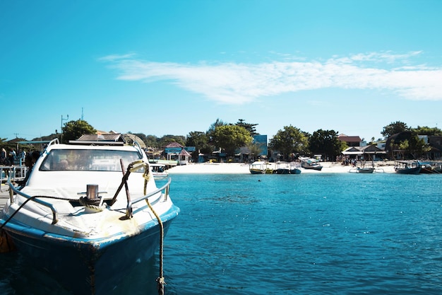 GILI TRAWANGAN INDONESIA 4 LUGLIO 2017 Costa di Gili TRAWANGAN Bella vista sull'oceano blu e sullo sfondo del cielo