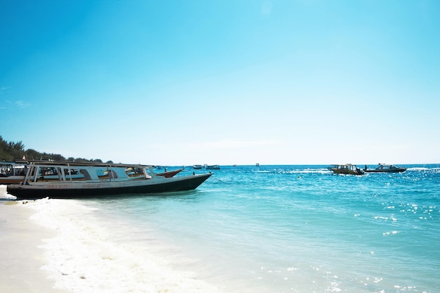 GILI TRAWANGAN INDONESIA 4 LUGLIO 2017 Costa di Gili TRAWANGAN Bella vista sull'oceano blu e sullo sfondo del cielo