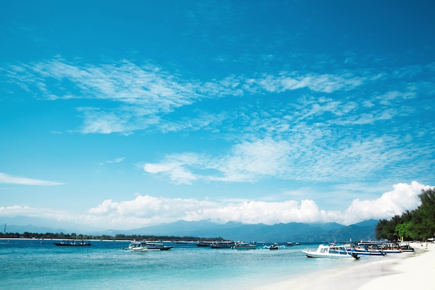 GILI TRAWANGAN INDONESIA 4 LUGLIO 2017 Costa di Gili TRAWANGAN Bella vista sull'oceano blu e sullo sfondo del cielo