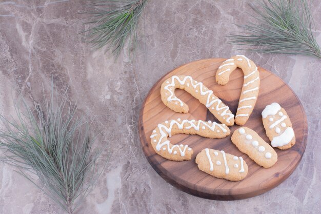 Gingerbread stick cookies con ovali su tavola di legno.