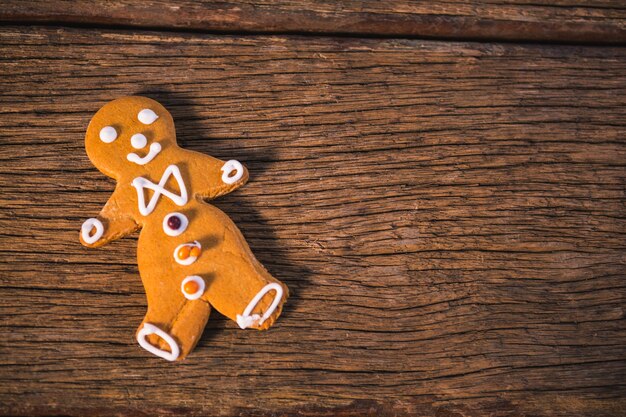 Gingerbread uomo su tavola di legno