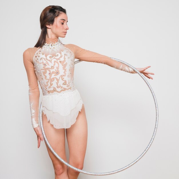 Ginnasta ritmica che posa con il cerchio
