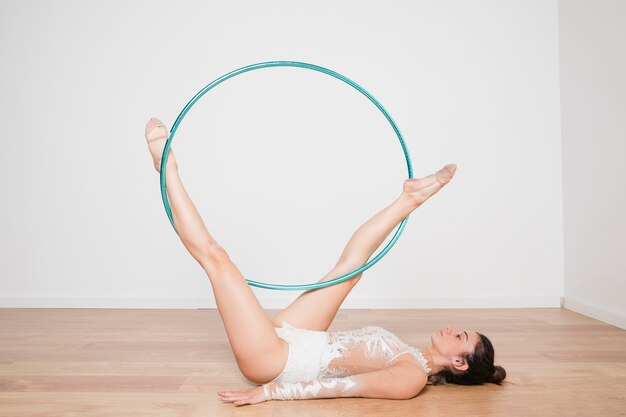 Ginnasta ritmica che posa con il cerchio
