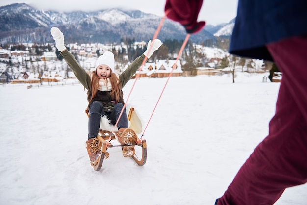 Gioca all'aperto sotto la neve con papà