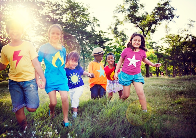 giocando al parco insieme bambini bambini insieme