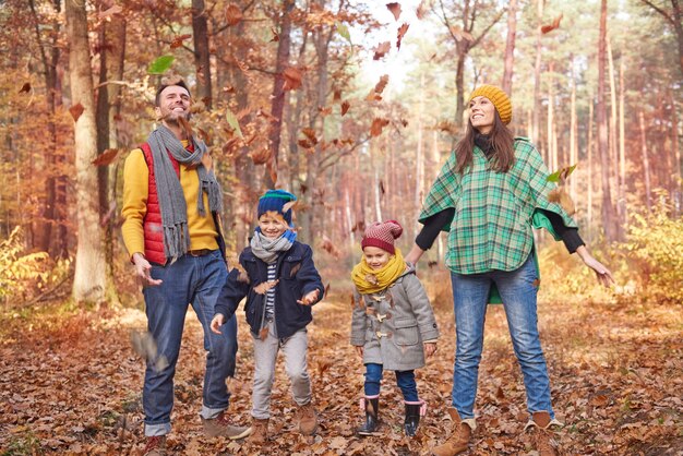 Giocando con la famiglia nella foresta