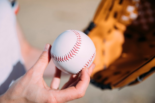 Giocatore adolescente con baseball e guanto