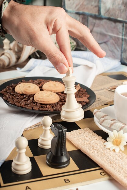 Giocatore che gioca a scacchi su una tavola di pasticceria