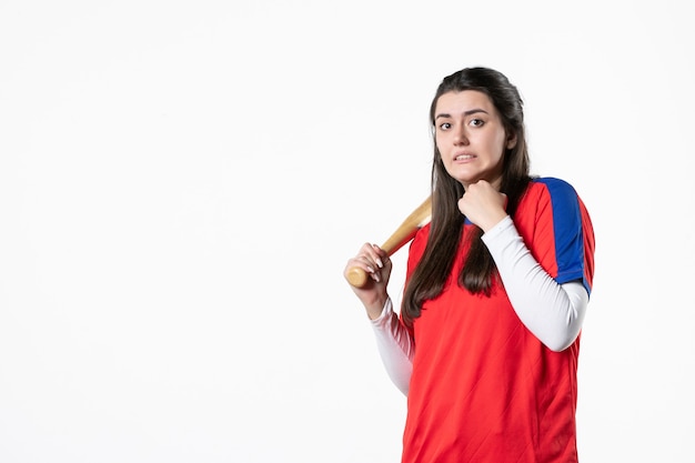 Giocatore di baseball femminile di vista frontale con la mazza e la palla