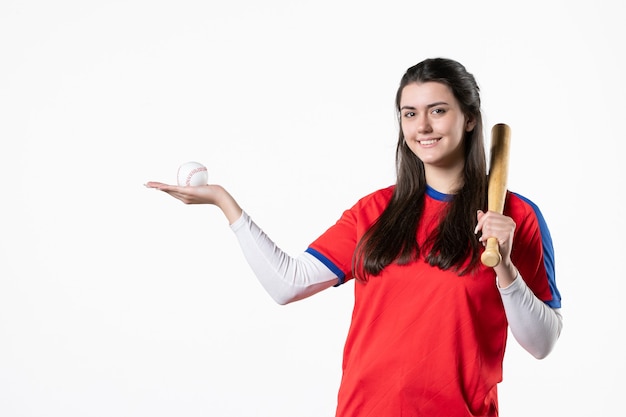 Giocatore di baseball femminile di vista frontale con la mazza e la palla
