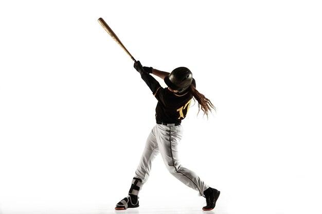 Giocatore di baseball, lanciatore in un'uniforme nera che pratica e che si allena isolato su una priorità bassa bianca.