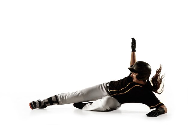 Giocatore di baseball, lanciatore in un'uniforme nera che pratica e si allena isolato su un muro bianco. Giovane sportivo professionista in azione e movimento. Stile di vita sano, sport, concetto di movimento.