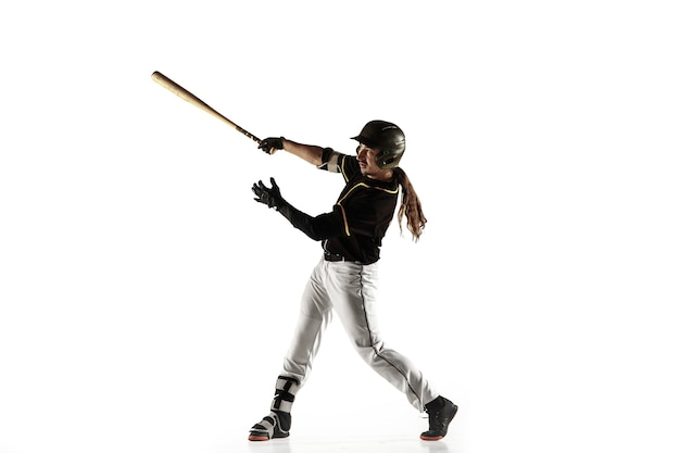 Giocatore di baseball, lanciatore in un'uniforme nera che pratica e si allena isolato su uno sfondo bianco.