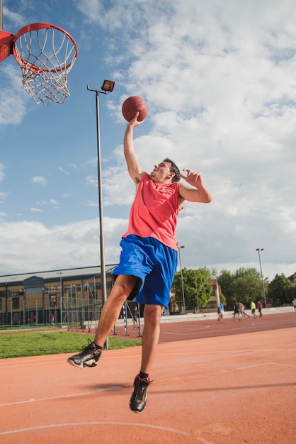 Giocatore di basket che salta al punteggio