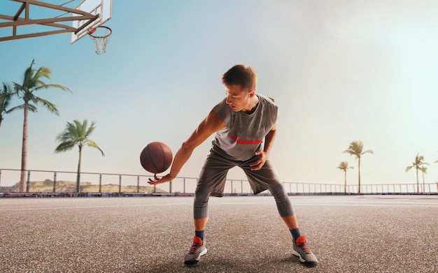 Giocatore di basket in azione al tramonto