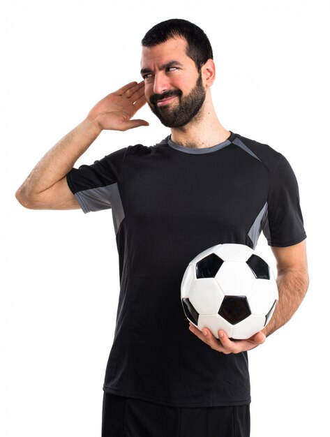 Giocatore di calcio ascoltando qualcosa