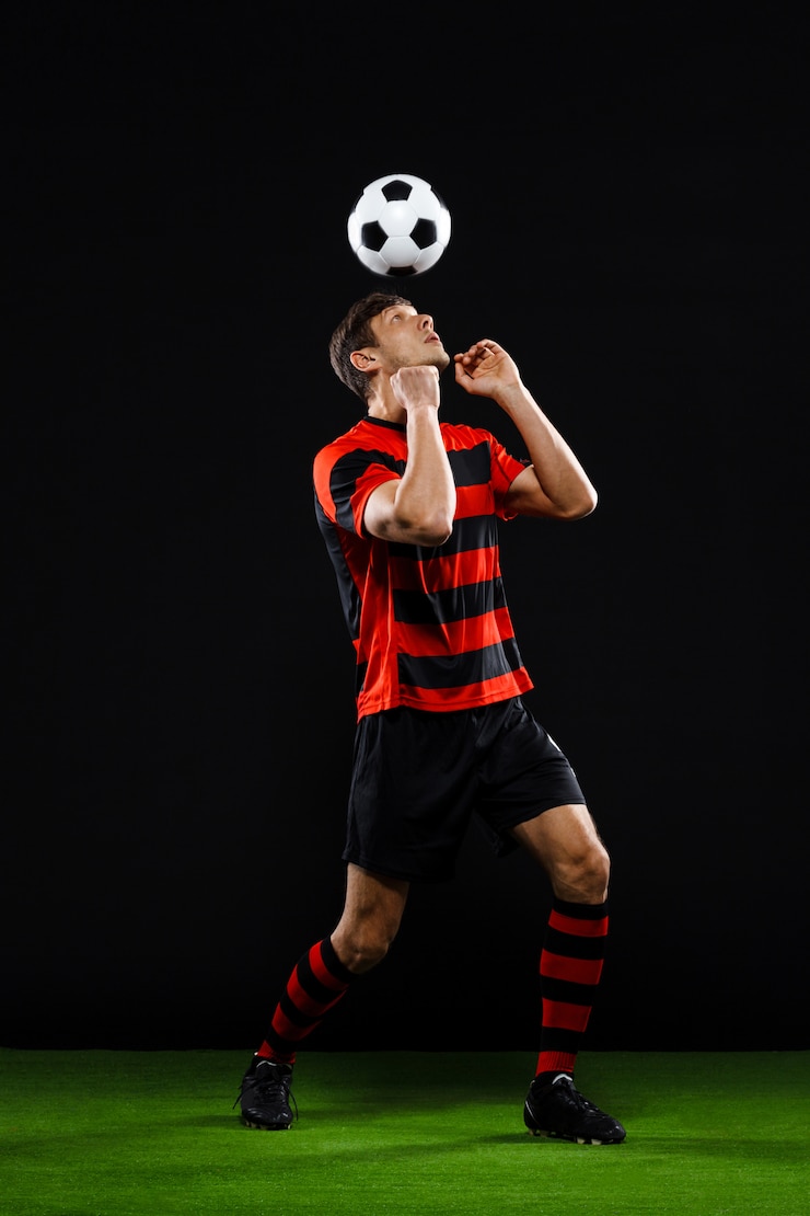 Foto gratuito giocatore di calcio che calcia la palla