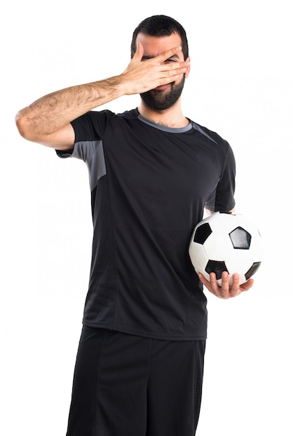 Giocatore di calcio che copre il suo volto