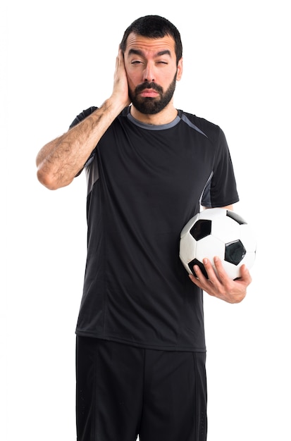 Giocatore di calcio che copre le orecchie