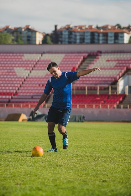 Giocatore di calcio che esegue calcio di punizione