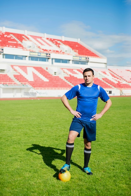 Giocatore di calcio in posa nello stadio