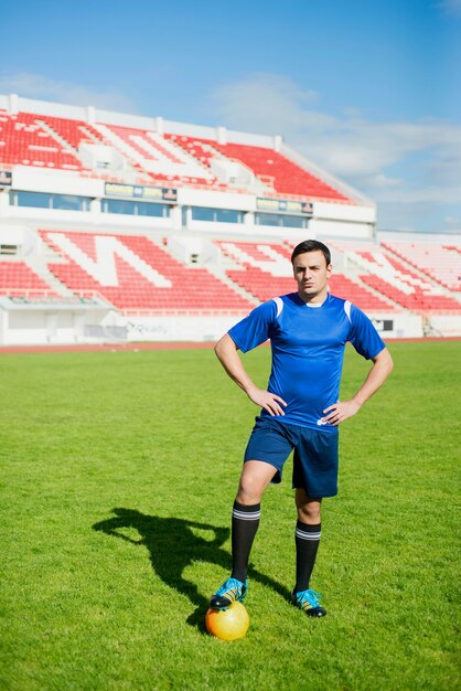 Giocatore di calcio in posa nello stadio