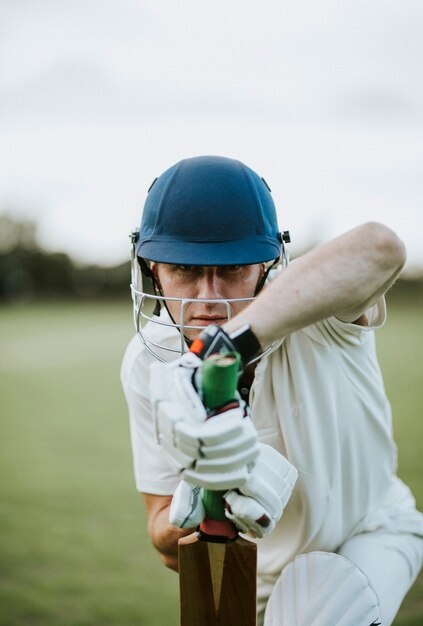 Giocatore di cricket in campo in posizione di battuta