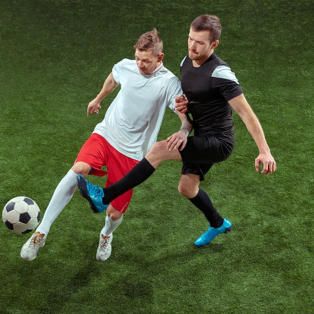 Giocatore di football americano che affronta per la palla sopra priorità bassa dell'erba verde.