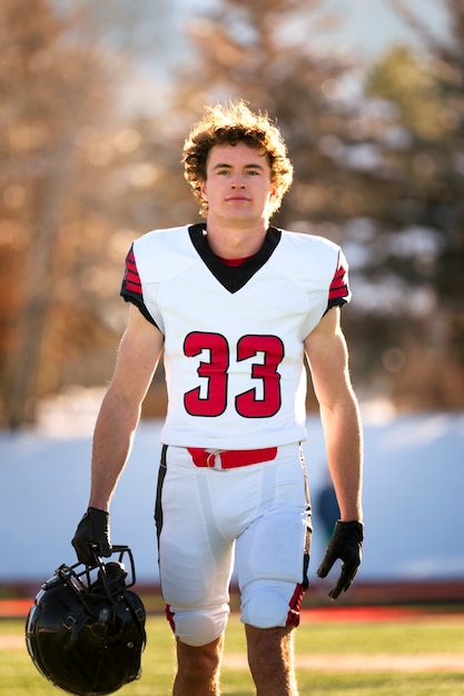 Giocatore di football americano in allenamento uniforme sul campo