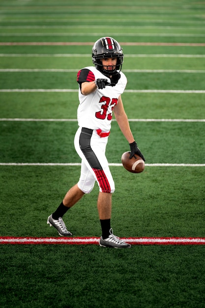 Giocatore di football americano maschio in uniforme sul campo