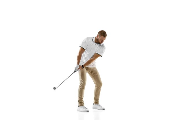 Giocatore di golf in una camicia bianca che pratica, giocando isolato su sfondo bianco per studio