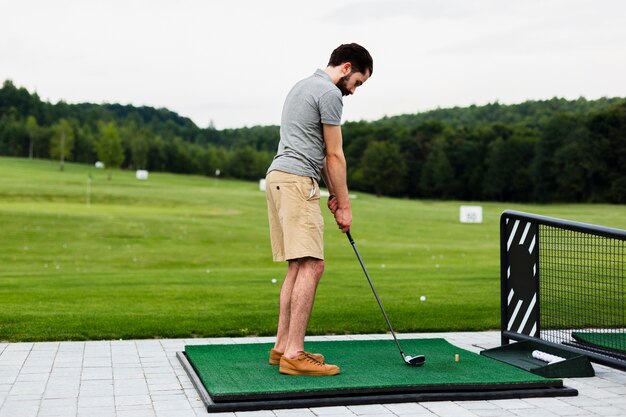 Giocatore di golf professionista che si esercita su un campo da golf