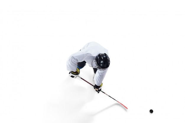 Giocatore di hockey maschio irriconoscibile con il bastone sul campo da ghiaccio