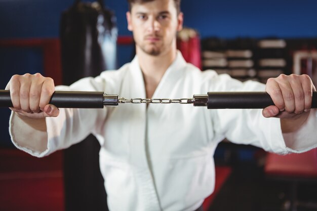 Giocatore di karatè che si esercita con il nunchaku