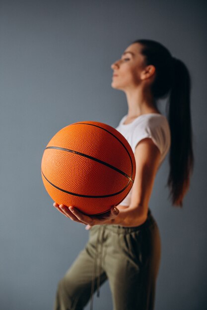 Giocatore di pallacanestro della giovane donna isolato