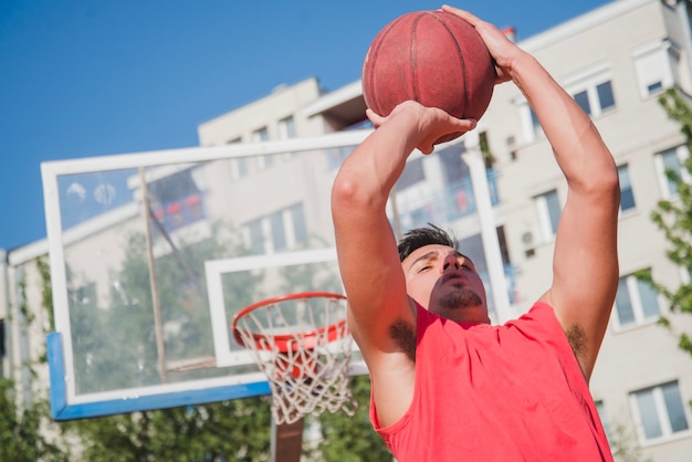 Giocatore di pallacanestro sul tribunale urbano