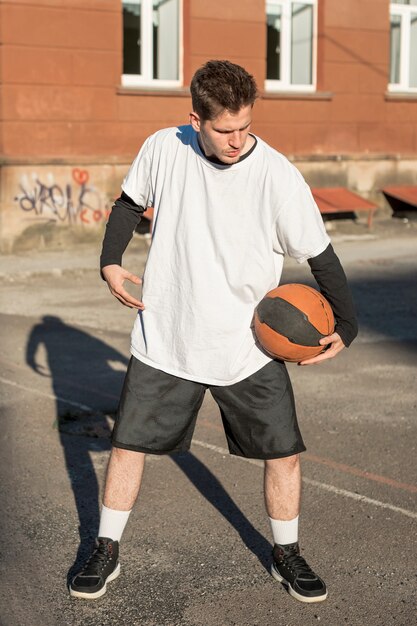 Giocatore di pallacanestro urbano di vista frontale