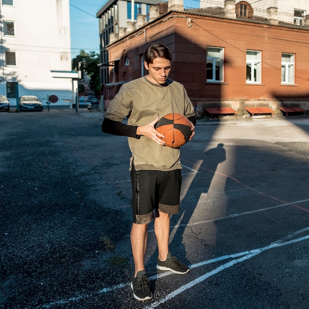 Giocatore di pallacanestro urbano di vista frontale