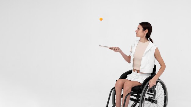Giocatore di ping pong disabile su sedia a rotelle