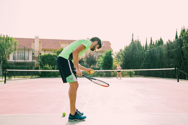 Giocatore di tennis a servizio