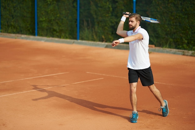 Giocatore di tennis con la racchetta sul campo