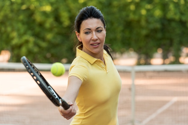 Giocatore di tennis con la sua racchetta